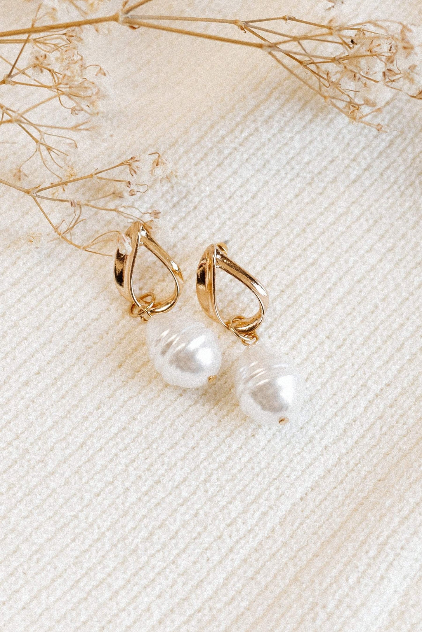 Medella Earrings - Pearl
